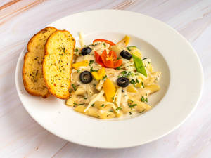 Penne Pasta In Alfredo (white) Sauce (500 Ml)
