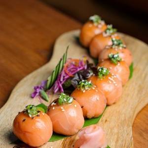 Salmon Onigiri (8 Pcs)