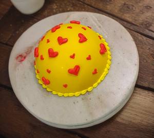 Love Dal Round Pinata Pineapple Cake
