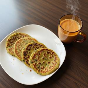 Thepla Methi (4 Pcs) + Tea                                       
