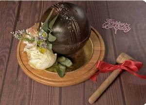 Round Chocolate Pinata With Hammer 1
