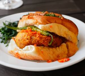 Potato Vada 1 Pcs With Pav 2 Pcs With Green Chilli