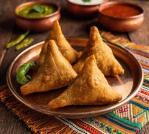 Potato Samosa 2 Pcs With Green Chilli