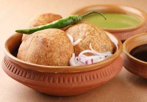 Masala Kachori 2 Pcs With Green Chilli