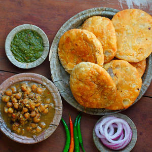 Pyaaz Kachori With Chole