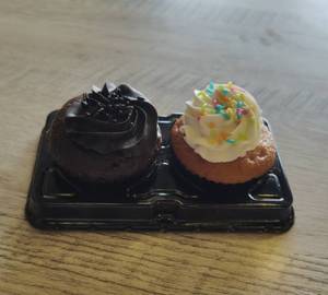 Snow white & Classic choco chips cup cake each one piece