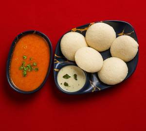 Idli with chutney and sambar