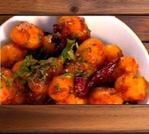 Spicy garlic potatoes with salad