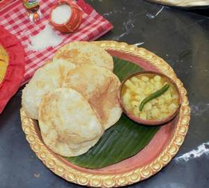 4 Pieces Luchi With Sada Aloor Torkari
