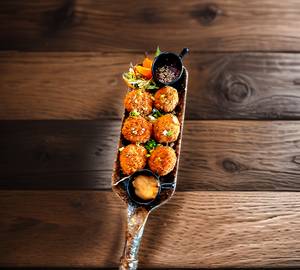 Veg kurkure momos [6 pieces]