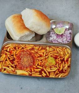 Matki Misal Pav