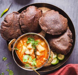 Vrat Wali Aloo Ki Sabji And Kuttu Ki Poori (5pcs)