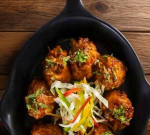 Veg Wok Tossed Momos [8 Pieces]