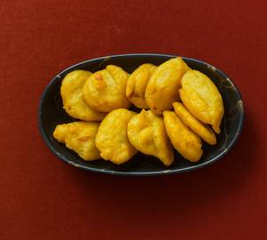Crispy Aloo Pakoda [8 Pieces]