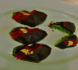 Dubai kunafa chocolate bar.2 pic price 250 weight 100g
