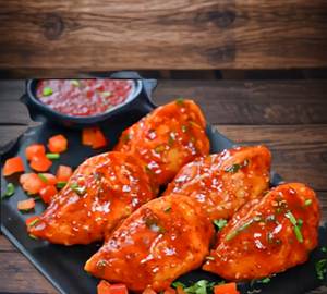 Schezwan Paneer Momos With Momos Chutney [6 Pieces]