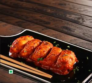 Chatpata Paneer Pan Fried Momos In Tomato Garlic Sauce [6 Pieces]