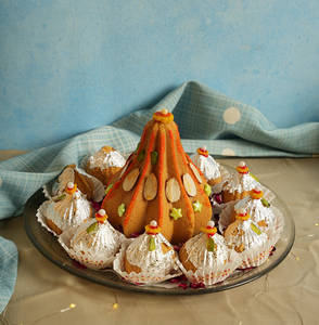 Besan Ladoo Modak Cake (1 Kg)