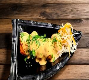 Chatpata Paneer Momos In Molten Cheesy Sauce [6 Pieces]