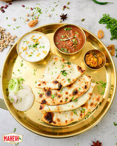 Aloo Kulcha With Chholey & Raita