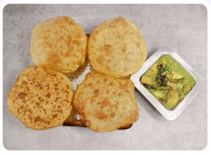 Puri With Madrasi Oondhiya