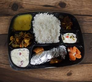 Special Thali ( 2Pieces Roti,Daal,Chawal,Mix Veg,Aalo Bhujia,Salad,Sweet?