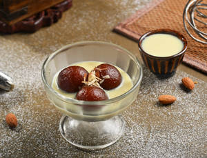 Gulab Jamun With Rabdi