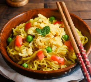 Maggi With Veggies & Egg