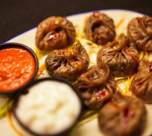 Paneer Cheesy Momos [8 Pieces]