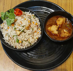 Chicken Fried Rice With Chilly Chicken Combo.