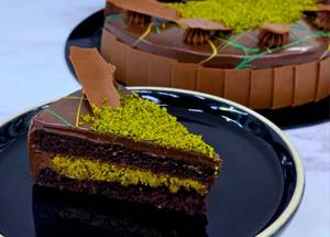 El Pistachio Kunafa Milk Chocolate Pastry