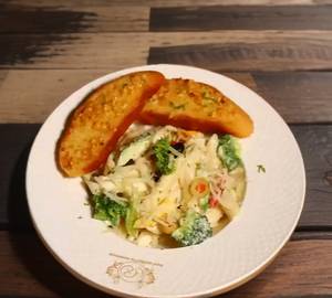 Spaghetti Pasta In Cream Pesto with Vegetables