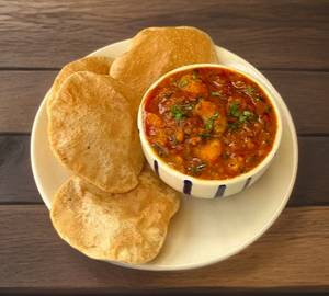 10 Puri With Aloo Sabzi Gravy