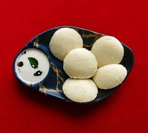 Idli with chutney