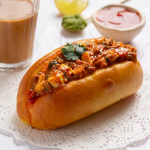 Chilli Paneer Hot Dog