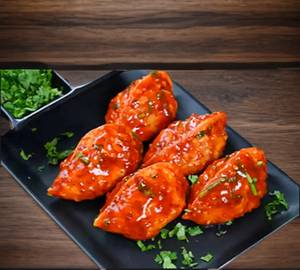 Veg Pahari Feast Pan Fried Momos In Schezwan Sauce [6 Pieces]