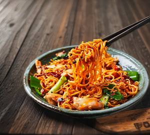 Chicken Schezwan Noodles (500 ml)