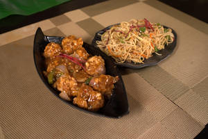 Hakka Noodles & Chilli Chicken Combo