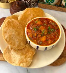 6 Poori +Aloo Matar Ki Sabzi