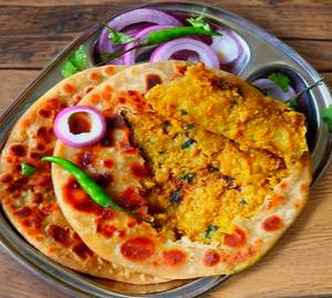 Aloo paratha with Curd and pickle
