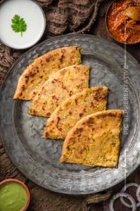 Aloo parantha tandoor se [cut 2 pieces]