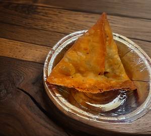 Aloo Matar Samosa [1 Piece] With Chutney