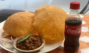 Puri with Choley [Puri 3 Pc]+ 200Ml Coke
