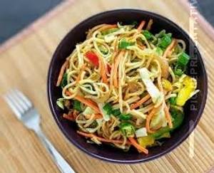 Veg Hakka Noodles [660 Ml]