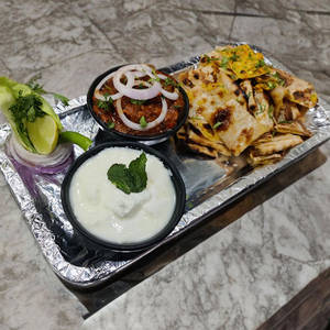 Chur Chur Naan With Chole & Curd