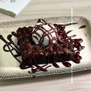 Brownie With Chocolate Sauce 