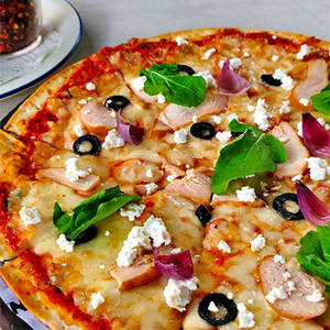 Smoked Chicken And Olives Pizza