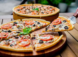 Thin Crust Pizza (4 Nos.)