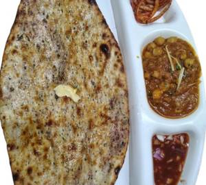 Garlic Kulcha With Chana