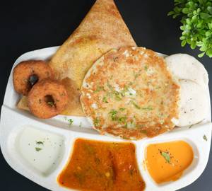 South Indian Platter [1 Baby Masala Dosa, 1 Baby Utthapam, 2 pc Idli, 2 pc Vada]